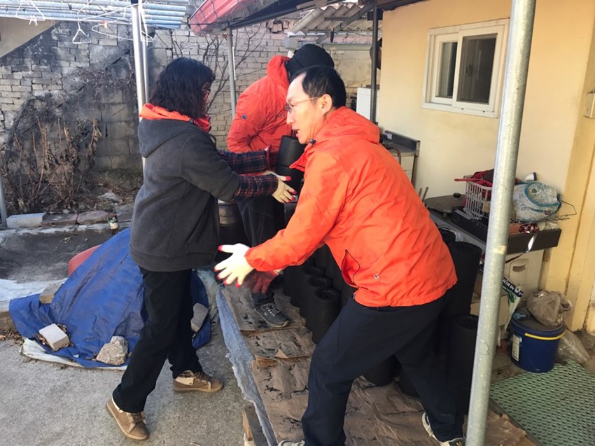 2.박덕근 귀농인연합회 전임회장 불우가정에 사랑의 연탄 1,000장 기부